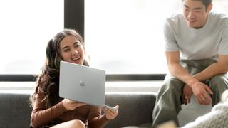 Im Surface Laptop Go 2 übernimmt ein Intel Core i5-1135G7 der Tiger-Lake-Generation die Rechenarbeit und Grafik. Als Massenspeicher dient eine SSD mit mindestens 128 GB RAM. (Bild: Microsoft)