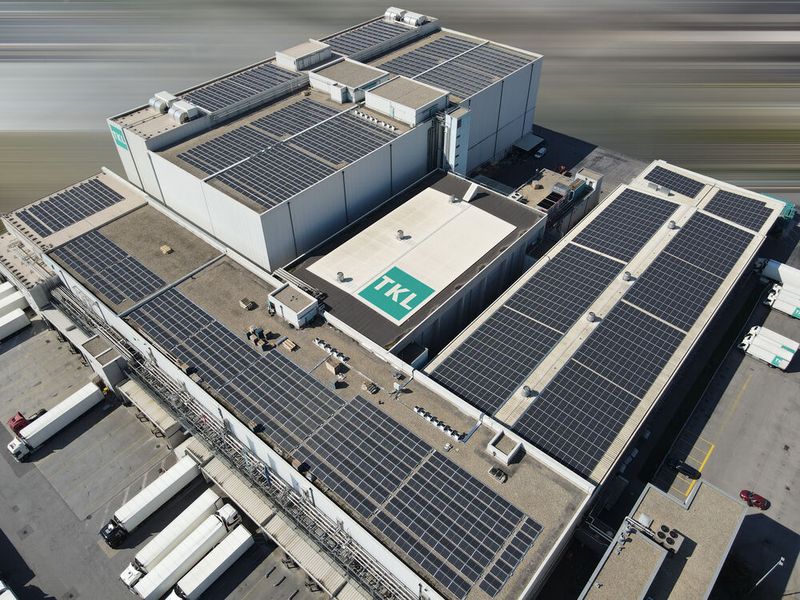 Die großflächige Photovoltaik-Modulverbauung im Wiener TKL-Warenverteilzentrum dient nicht nur der Stromerzeugung, sondern gleichzeitig auch der Beschattung der Tiefkühllager.