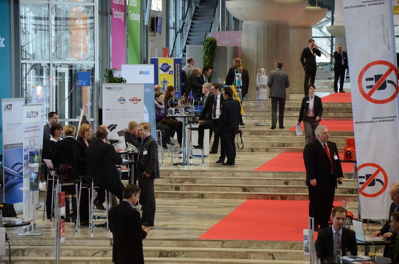 Im Convention Center des Messegeländes in Hannover zeigten einige Unternehmen bereits ihre Messe-Highlights. (Bild: Michel)