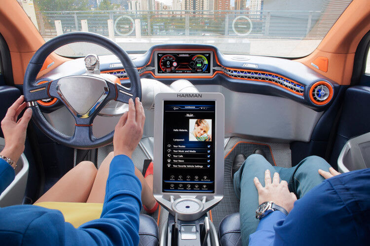 Der Touchscreen verfügt über Entertainment-, Sicherheits- und Servicefunktionen und füllt mit seiner Größe fast die komplette Mittelkonsole aus. (Foto: Rinspeed)