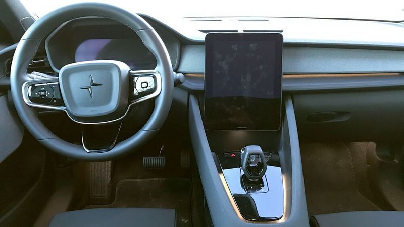6. Das Cockpit: Wo andere Hersteller einen Overkill an Materialien und Formelementen platzieren, besticht Polestar einfach mit klaren Linien und hochwertiger Verarbeitung. Die Bedienung klappt dank Android Automotive recht gut. (Rosenow/»kfz-betrieb«)