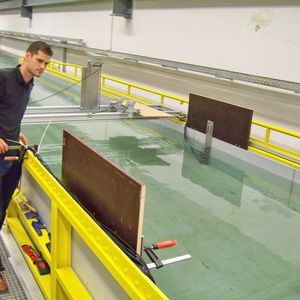 Die Anordnung der Sensoren im 45°-Winkel an den Außenwänden des Gerinnes des Universitätsinstituts 