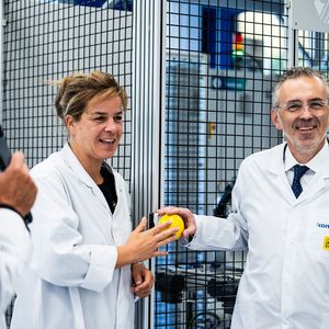 Mona Neubaur, Ministerin für Wirtschaft, Industrie, Klimaschutz und Energie des Landes Nordrhein-Westfalen, und Thomas Jarzombek, Parlamentarischer Staatssekretär im Bundesministerium für Digitales und Staatsmodernisierung, besuchten den Standort in Düsseldorf.(Bild:  Kontron AG)