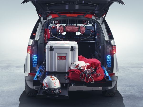 Zusätzliche Staufächer an den Fahrzeugseiten sind mit Klappen verschlossen. Weitere Stauräume können im Innern des Discovery geschaffen werden, wobei der Umbau auch während der Fahrt möglich ist.  (Land Rover)