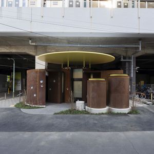 Aufgrund der örtlichen Gegebenheiten hat die Architektin Junko Kobayashi die öffentliche Toilettenanlage unter der Sasazuka Station aus einer leichten witterungsbeständigen Stahlblechkonstruktion geplant. (Standort: Sasazuka Greenway/Architektin: Junko Kobayashi, Gondola Architects)(Bild:  The Nippon Foundation / TOTO Ltd.)