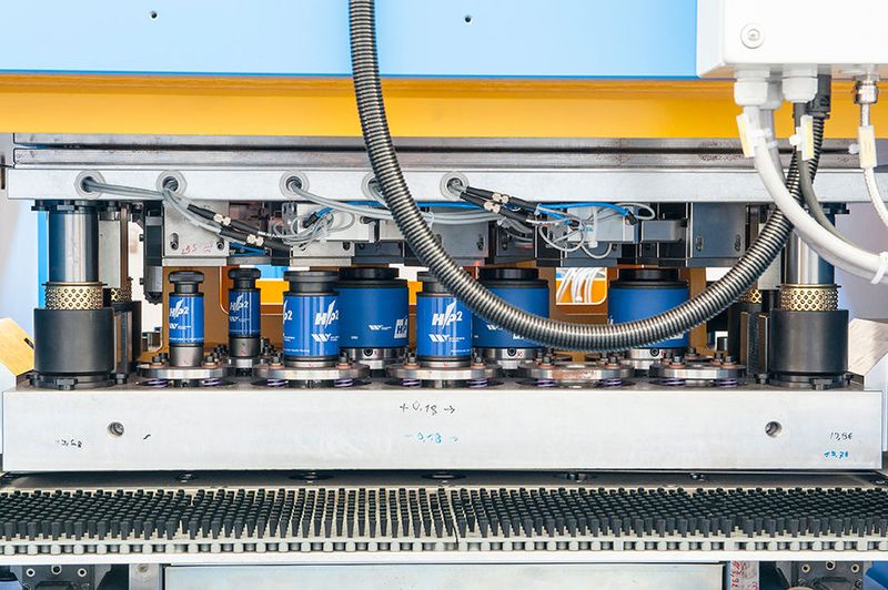 Stanzeinschub in einer multifunktionalen Profiliermaschine. (Bild: Dreistern)