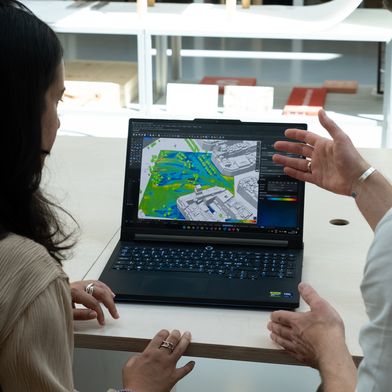 Eliana Nigro, Head of Digital Adoption, and Mariusz Hermansdorfer, Gründer von Nflection.  (Bild: Henning Larsen by Zoey Kroening 2026 )