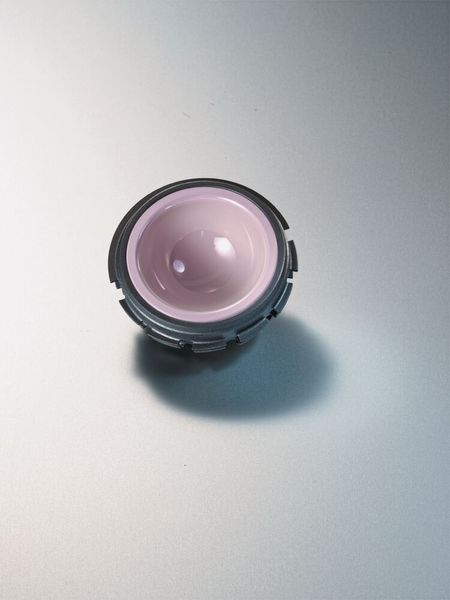 Fertigung im 3-Schicht-Betrieb: Hüftgelenkpfanne XantraX, 
der rosa Keramik-Insert wird von einem spezialisierten 
Zulieferer hergestellt.  (Bild: Stemcup)