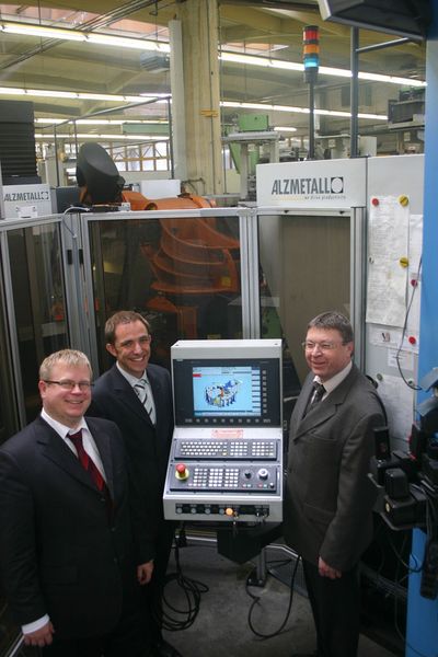 Bild 7: Die beiden Siemens-Steuerungsspezialisten Michael Strahlberger und Andreas Pfisterer freuen sich mit Wolfgang Losert (v.l.n.r.), Produktionsleiter von Alzmetall, über die gute und erfolgreiche Zusammenarbeit.  (Bild: Siemens)