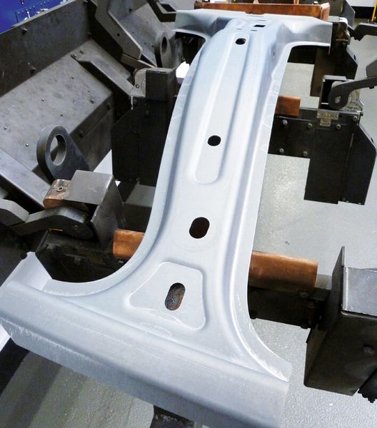 Das Formhärten ist vor allem für Bauteile wie Stoßfänger, Dachrahmen oder B-Säulen (Bild) geeignet. (Bild: Kuhn)