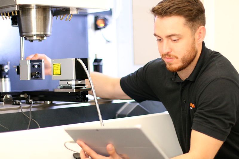 Das XM-60 Lasersystem von Renishaw ermöglicht die Messung aller sechs Freiheitsgrade von linearen Achsen in jeder Orientierung mit nur einer Ausrichtung. (Renishaw)