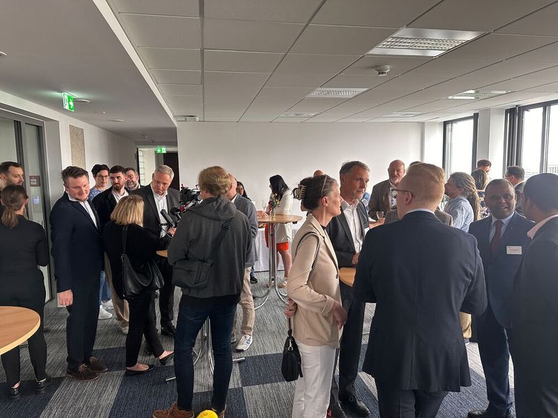 Eine Büroeröffnung verbreitet immer positive Vibes. (Bild: Vogel IT-Medien)