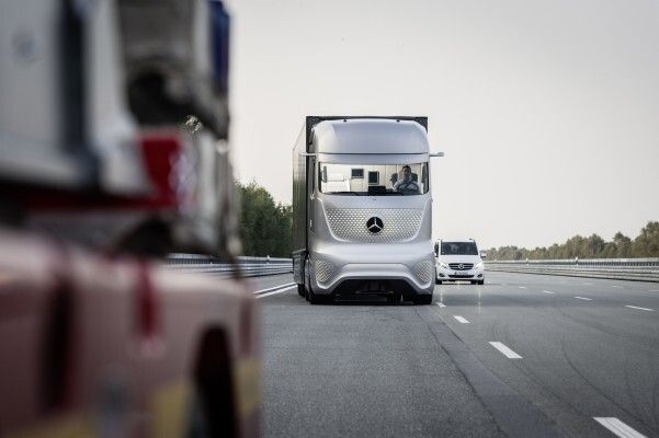 Der Mercedes-Benz Future Truck 2025: Weltpremiere der spektakulären Studie des Lkw von morgen – autonome Fahrt in eine faszinierende Zukunft (Mercedes-Benz)