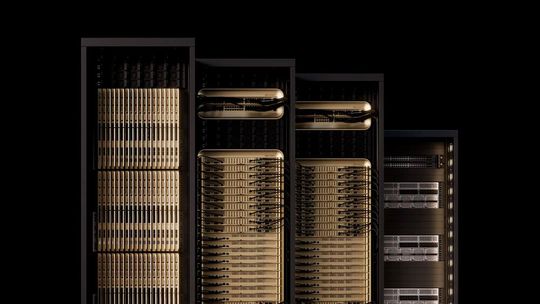 1-MW-KI Racks im Serienverbund: Nvidia zeigt mit „DGX“- Klassen-Systemen, wie sich hohe Beschleuniger Dichten in durchgängig flüssiggekühlten Racks realisieren lassen. Sie sind die Voraussetzung für 800-VDC-  und Sidecar-Architekturen im Hyperscaler-Maßstab.(Bild:  Nvidia)