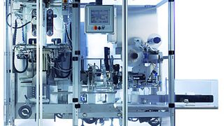 Die Falt- und Etikettiermaschine FM260 legt die Fahne wahlweise ein- oder zweimal um und verschließt den Beutel mit einem exakt positionierten Etikett. Bild: Teepack (Archiv: Vogel Business Media)