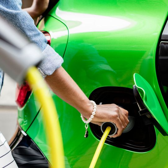 Damit Verbraucher ihre E-Autos zu Hause aufladen können, darf ihnen künftig weder der Vermieter noch die Eigentümergemeinschaft die Einrichtung einer solchen Ladeinfrastruktur verbieten.(Bild:  Daimler)