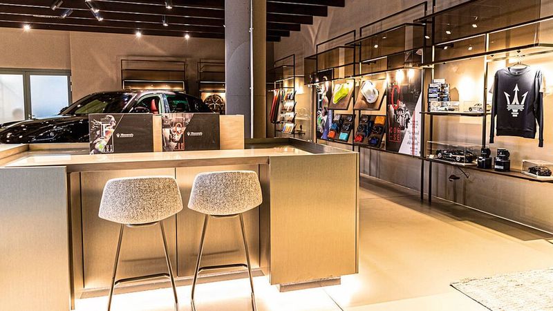 Anlaufpunkt für die Kunden ist eine Art Kücheninsel. (Bild: Maserati)