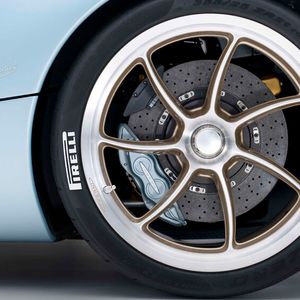 Hinter den filigranen 21-Zoll-Rädern zeigt sich die Carbon-Keramik-Bremsanlage.(Bild:  Pagani)