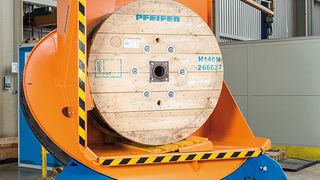 Nicht nur ein optischer Hingucker, sondern vor allem durch seine Funktionalität überzeugend: der neue Pfeifer-Dreh-Wendetisch Axxo nach erfolgtem Drehvorgang. (Pfeifer)