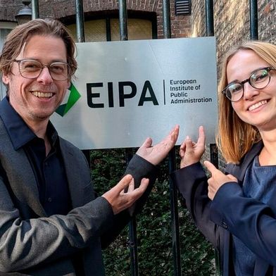 Ingo Hinterding und Anna Mehrländer vom CityLAB Berlin vor dem European Institute of Public Administration in Maastricht.  (Bild: © Benyamin Abdülhay)
