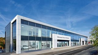 In Wiesbaden begrüßt ein modernes Autohaus der Scherer-Gruppe die Kunden. Das Haus wurde schrittweise komplett umgestaltet. (Bild: Scherer-Gruppe)