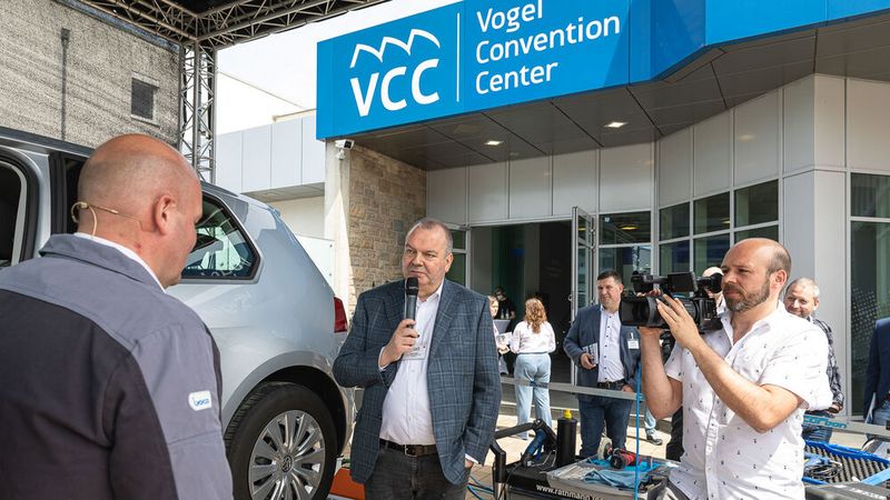 Fachredakteur Peter Diehl von »kfz-betrieb« gab regelmäßig den aktuellen Stand der Live-Außenhautreparatur durch. (Bild: Stefan Bausewein)