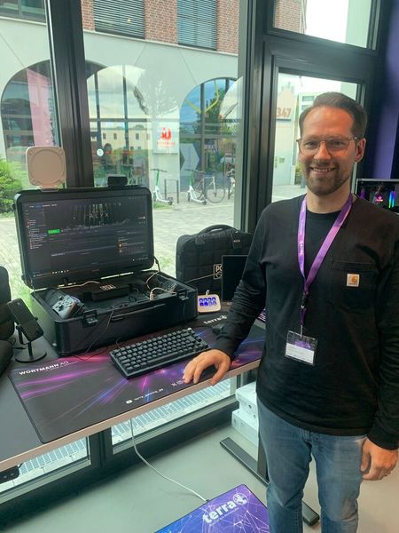Ingo Böhm (Indi Gaming) kam mit dem neuen Koffer POGA Max mit dem TERRA ELITE Ultra Gaming PC im Gepäck. (Bild: Vogel IT-Medien)
