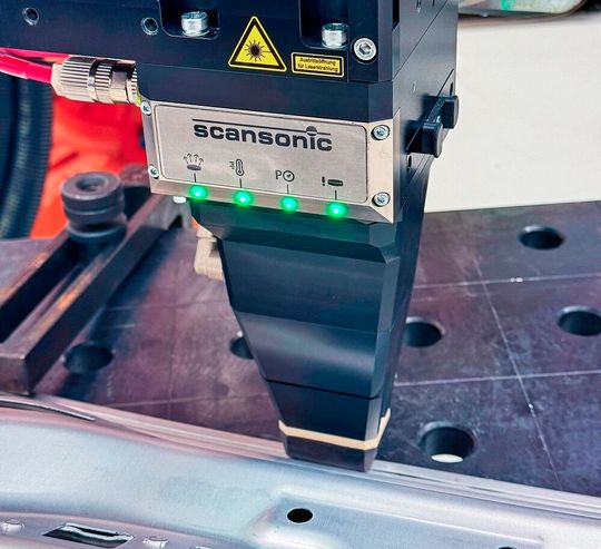 Es kann nichts passieren! Die neue Laserschweißoptik SCW von Scansonic kann in einer Produktionsumgebung ohne Laserschutzzelle betrieben werden. Hier sieht man das voll integrierte System bei der Bearbeitung einer Kfz-Tür im Rohbau.(Bild:  Scansonic)