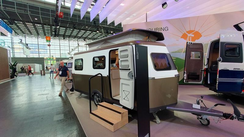 Eriba zeigte auf der Messe, wie ein nachhaltiger Wohnwagen aussehen könnte. Noch handelt es sich dabei um eine Konzeptstudie. Die Isolierung besteht aus reyclelten PET-Flaschen, Tisch und Ablageflächen aus Sandwichplatten mit Popcorn-Kern. (Bild: Mauritz – VCG)