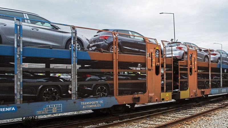 Das Neuwagengeschäft bleibt schwierig. Neben den Autovermietern und dem Handel ließen im Juni aber auch die Privatkunden spürbar weniger Neuwagen zu.(Bild:  Seat)