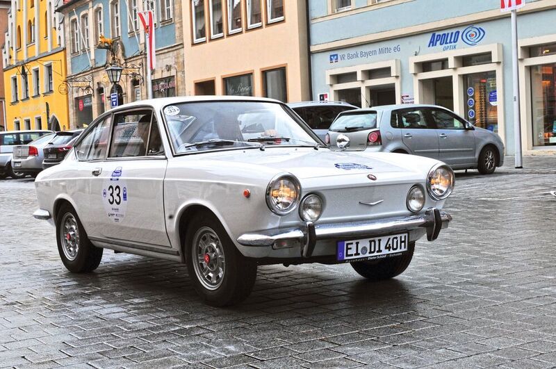 Doppelte Gewinner: Dieter und Sebastian Schödl im Fiat 850 Sport Coupé (1969) gewannen den Startplatz beim »kfz-betrieb«. (Zietz/»kfz-betrieb«)