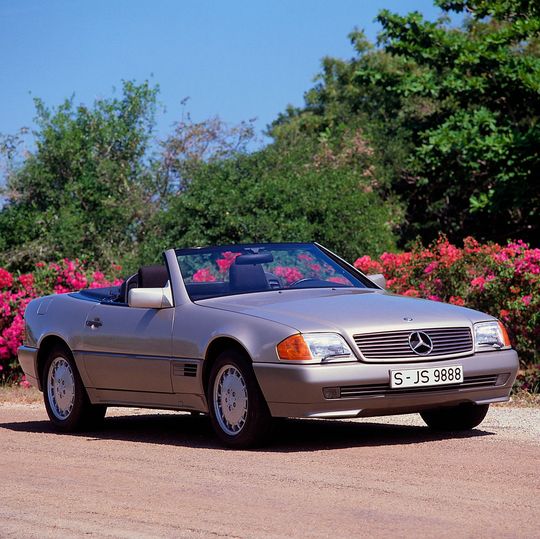 Mit dem Roadster SL der Reihe R 129 katapultierte sich Mercedes in die Zukunft exklusiver Cabriolets.(Bild:  Daimler)