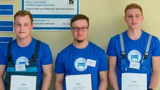 Gewinner des 27. Leistungswettbewerbs des Kfz-Gewerbes Thüringen: (v.li.) Paul Winkler (2. Platz), Max Schmidt (1. Platz) und Max Krech (3. Platz). (Bild: Kfz-Gewerbe Thüringen/Hoffmann)