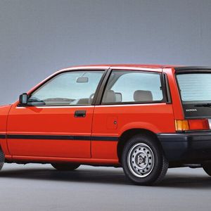 Die dritte Civic-Generation fertigte Honda von 1983 bis 1987. Es gab sie in vier Karosserievarianten: als Coupé CR-X, als dreitüriges Steilheck, viertüriges Stufenheck und erstmals auch als Minivan namens Shuttle.(Bild:  Honda)