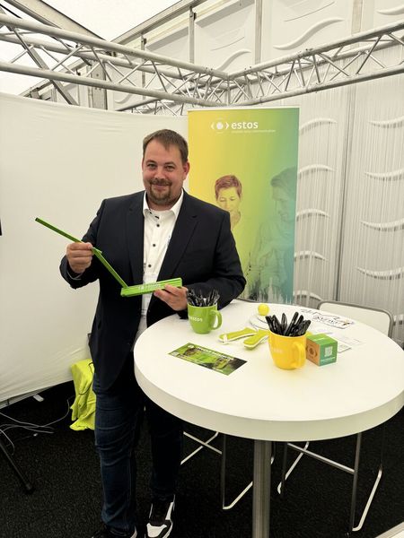 Christian Bläss von Estos prüft, ob sein Stand auch die richtigen Maße hat. (Bild: Vogel IT-Medien)