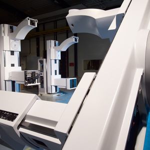 Kraftaufnahme und Präzision: Für eine hochgenaue, zuverlässige Positionierung in der medizinischen Diagnostik muss die Drehverbindung, mit welcher der „gewichtige“ massive C-Arm am System gelagert wird, spezifische Anforderungen punktgenau erfüllen.