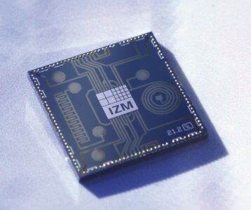 Bild 7: Durch Tintenstrahldruck hergestellte strukturierte Umverdrahtung auf einem Silizium Chip (Bild: Fraunhofer IZM)