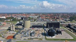 Warmwasserspeichertank, Wärmepumpenhalle und Holzschnitzelanlage (von links) im Hafen von Esbjerg, Dänemark. (Bild: DIN Forsyning)