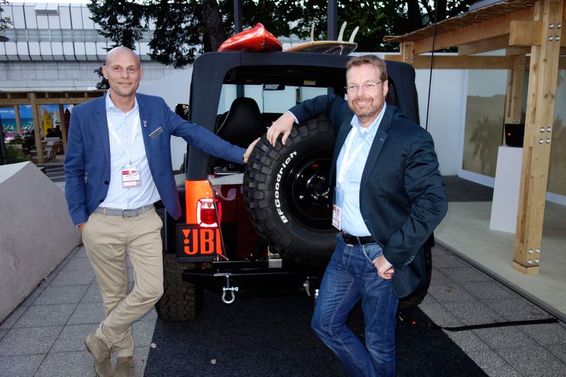 (l.) Frank Lohmann, Harman, und Jean-Marc Behle, behle & partner, wissen guten Sound zu schätzen. (Bild: IT-BUSINESS)