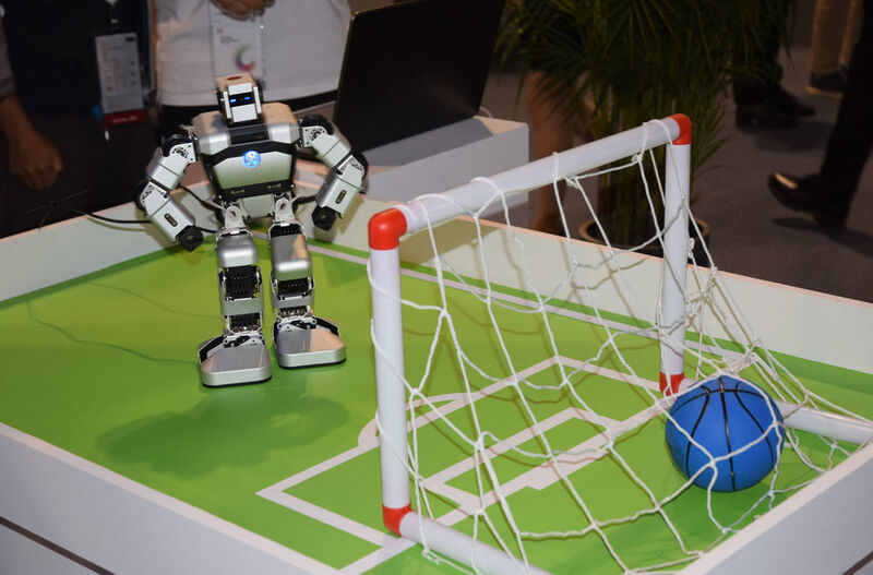 Ein Robo-Kicker ist schon nichts besonderes mehr, die Miniaturisierung der KI-Technik ist es allerdings. (Ludger Schmitz / CC BY 3.0)