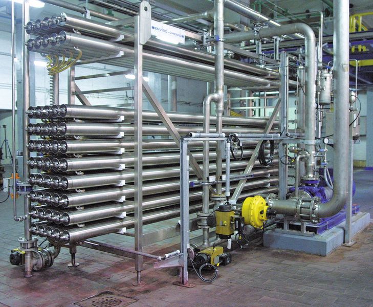 Einsatz von Membrananlagen in der Flüssigfarbenproduktion: Per Diafiltration entsalzt diese Anlage Flüssigfarbstoffe und konzentriert die Rohlösung auf.  (Bild: Envirochemie)