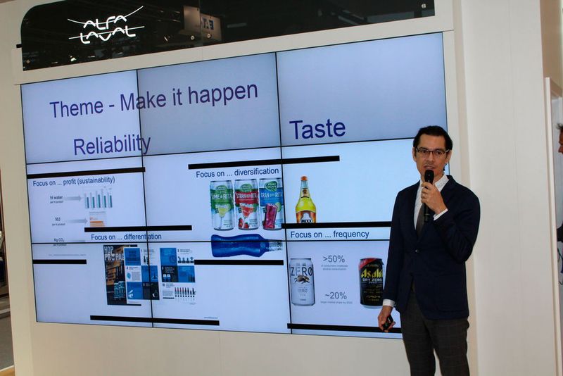 Alfa Laval lud am zweiten Messetag zum Standrundgang ein ... (Bild: Kempf/PROCESS)