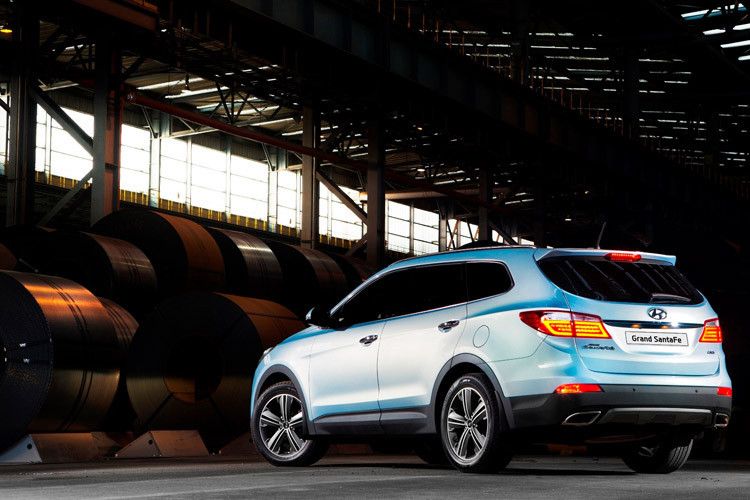 Der Grand Santa Fe hat einen um zehn Zentimeter verlängerten Radstand und soll im Sommer in den Handel kommen. (Foto: Hyundai)