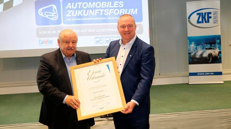 ZDK-Präsident Jürgen Karpinski erhielt von ZKF-Präsident Peter Börner den Ehrenmeistertitel Karosserie- und Fahrzeugbau. (Bild: Klasing)