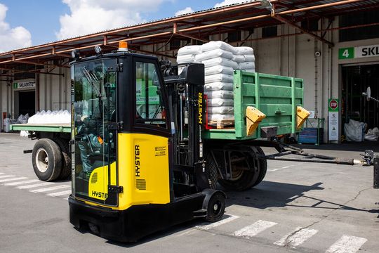 Ab sofort kann der Hyster-Schubmaststapler RO1.6-2.0 für den Außenbereich bei den Hyster-Vertriebspartnern bestellt werden.(Bild:  Hyster)