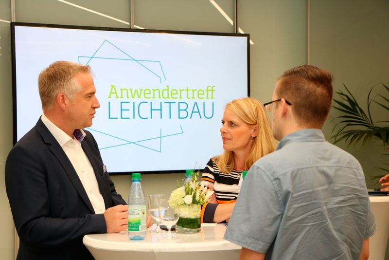 Die Mittagspause nutzten die Teilnehmer für einen Besuch der Ausstellung, zur Stärkung oder einfach zum kommunikativen Austausch untereinander. (Bernhard Richter/konstruktionspraxis)