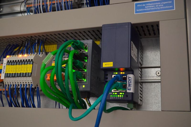 In der Web-Ansicht des Talk-2-M-Serviceportals wird die Geräteliste eingebundener Ewon-Router / Maschinen angezeigt. Für jede Maschine lassen sich zudem die wichtigsten Schlüsselkennzahlen (KPI) darstellen.   (Bild: Wachendorff)