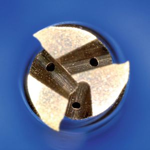 Eskenazi entwickelte in einem Forschungsprojekt ein neues Kühlkanalsystem und legte den Kühlkanal zentrisch ins Werkzeug. Die Seitenkanäle werden anschliessend mittels Laserverfahren prozesssicher gelasert.(Bild:  Eskenazi – CTI)