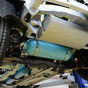 Beim Beschleunigen oder auch bei konstanter Fahrt drückt der komprimierte Stickstoff das Öl über den Hydraulikmotor zurück in den Ausgleichsbehälter. Der Hydraulikmotor treibt so die Antriebsachse an. Dabei sind drei Fahrmodi möglich: Fahren nur mittels Verbrennungsmotor, rein hydraulisch-mechanisches Fahren und die Kombination aus beiden Antrieben. Letztere Variante hat zwei Vorteile:(Foto:  Peugeot)