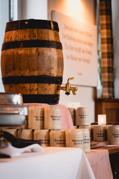  Bier vom Fass, Würzburger Hofbräu zünftig im Krug.  (Bild: Stefan Bausewein)